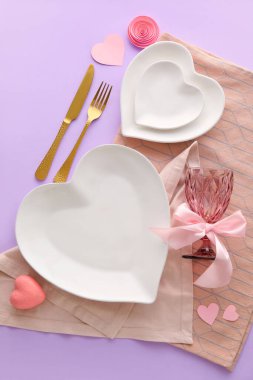 Mor arkaplanda Sevgililer Günü için güzel bir masa.