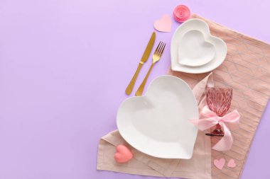 Mor arkaplanda Sevgililer Günü için güzel bir masa.