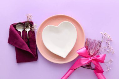 Mor arkaplanda Sevgililer Günü için güzel bir masa.