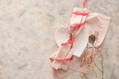 Sevgililer Günü için güzel bir masa ve hafif arkaplanda çiçekler.