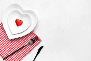 Beyaz arkaplanda Sevgililer Günü için şık masa ayarları