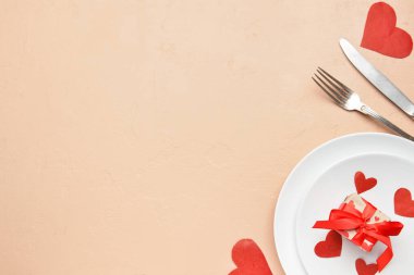 Bej arka planda sevgililer günü için güzel bir masa, yakın plan.