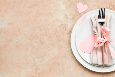 Bej arkaplanda Sevgililer Günü için güzel bir masa.