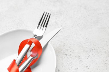 Sevgililer Günü için şık masa ayarları açık arkaplanda, yakın plan