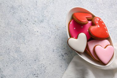 Hafif arka planda kalp şeklinde kurabiyeler.