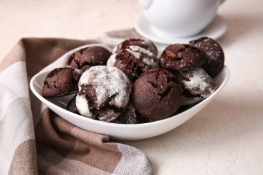 Açık arkaplanda bir kase çikolatalı kek.