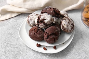 Açık arkaplanda çikolatalı kek tabakları