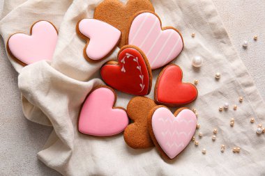 Hafif arkaplanda kalp şeklinde kurabiyeler