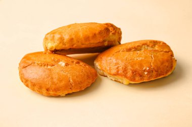 Bej arka planda süzme peynirli lezzetli sochniki.