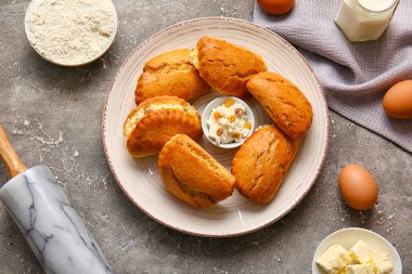 Gri arka planda süzme peynirli lezzetli sochniki tabağı.