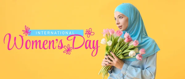 Mooie Moslimvrouw Met Bloemen Tekst Internationale Vrouwen Dag Gele Achtergrond — Stockfoto