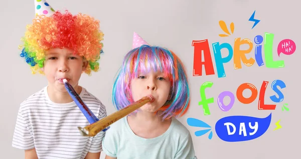 穿着浅色背景的滑稽伪装的小孩 四月愚人节庆祝活动 — 图库照片