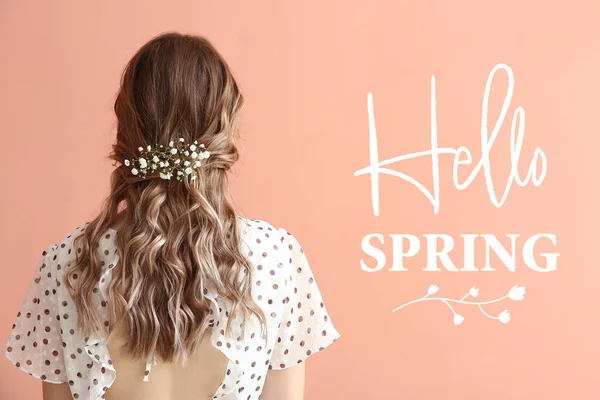Hübsche Junge Frau Mit Blumen Haar Und Text Hello Frühling — Stockfoto