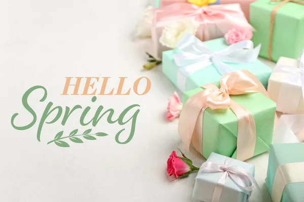 Prachtige Geschenken Met Tekst Hello Spring Lichte Achtergrond — Stockfoto