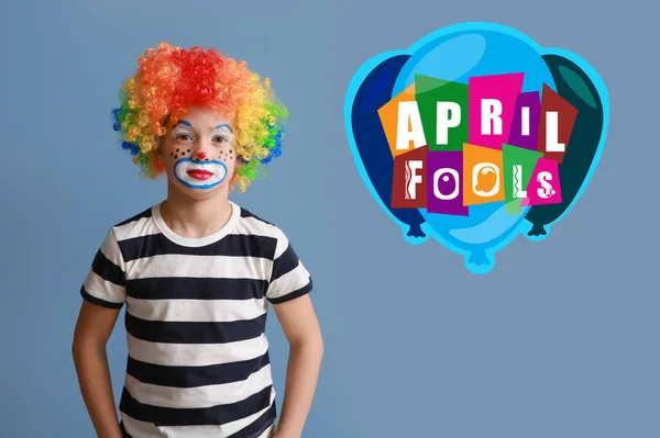 可爱的小男孩与小丑化妆的颜色背景 四月愚人节庆祝活动 — 图库照片