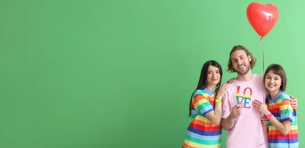 Hombre Dos Mujeres Hermosas Ropa Arco Iris Con Palabra Amor —  Fotos de Stock