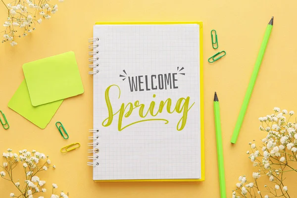 Notebook Textem Vítejte Spring Květiny Šablony Žlutém Pozadí — Stock fotografie