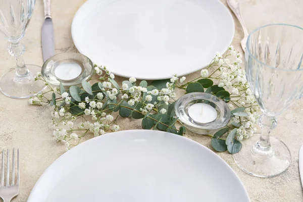 Gyönyörű Asztal Beállítás Gyertyákkal Virágos Dekoráció Fény Háttér — Stock Fotó
