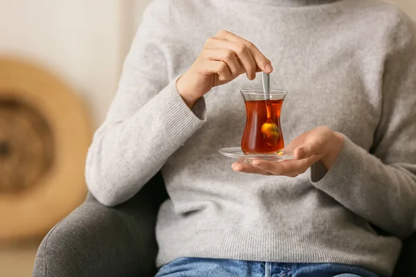 家でトルコ茶を飲む女性 — ストック写真