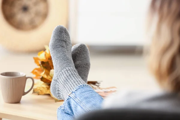 Sıcak Çoraplı Fincanlı Kadın Evde Yakın Plan — Stok fotoğraf