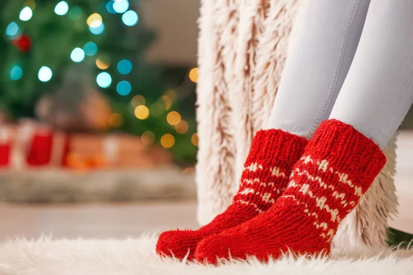 クリスマスの前夜に家で暖かい靴下の女性 クローズアップ — ストック写真