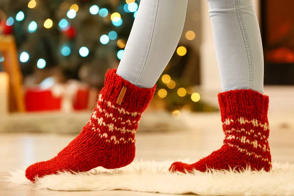 圣诞前夕 穿着保暖袜子的女人在家里 — 图库照片