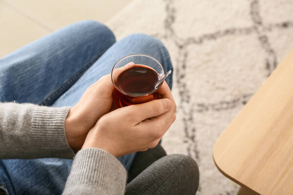 Женщина пьет турецкий чай дома, крупным планом