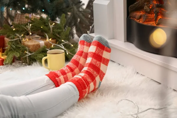 圣诞节前夕 在家里壁炉边穿着保暖袜子的女人 特写镜头 — 图库照片