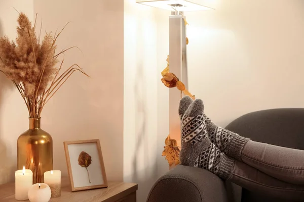 家でソファに横たわっている暖かい靴下の女性 — ストック写真