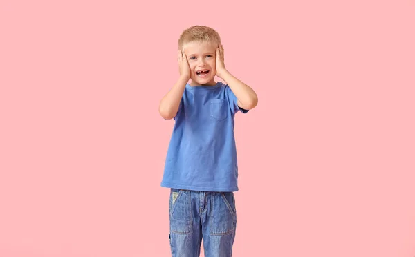 Zaskoczony Chłopczyk Niebieskiej Koszulce Różowym Tle — Zdjęcie stockowe