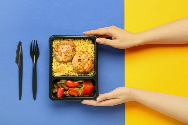 Kobieta Trzyma Pudełko Lunch Pysznym Jedzeniem Sztućcami Tle Koloru — Zdjęcie stockowe