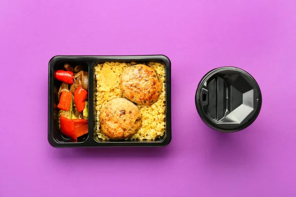 Pudełko Wynos Pysznym Jedzeniem Papierowym Kubkiem Napojem Tle Koloru — Zdjęcie stockowe