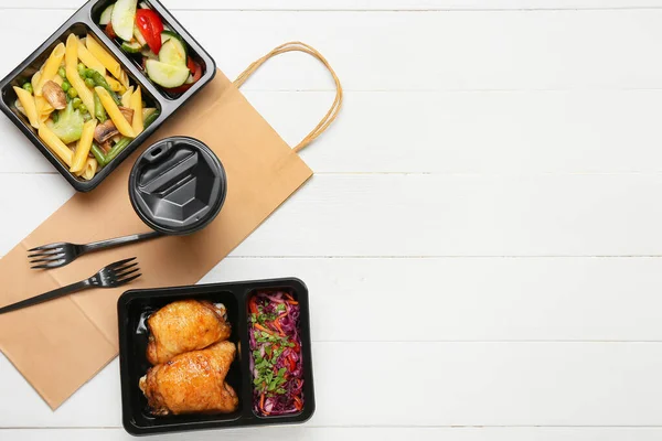 Lunchdozen Met Eten Beker Vorken Papieren Zak Witte Houten Ondergrond — Stockfoto