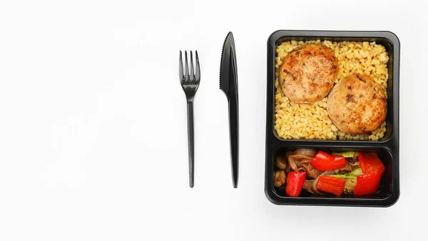 Lunch Box Pysznym Jedzeniem Sztućcami Białym Tle — Zdjęcie stockowe