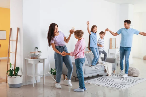 Felice Famiglia Che Balla Casa — Foto Stock