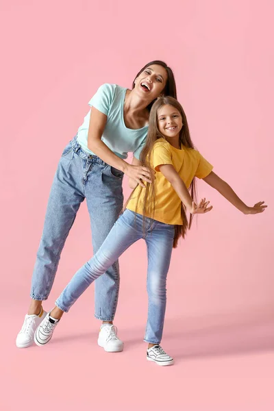 Glücklich Tanzende Frau Und Ihre Tochter Auf Farbigem Hintergrund — Stockfoto