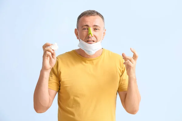 Gestresste Zieke Volwassen Man Met Wasknijper Zijn Neus Tegen Kleur — Stockfoto