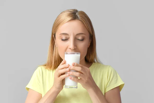 Mature Woman Glass Milk Grey Background — Stock Photo, Image