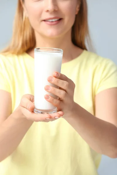 Femme Mûre Avec Verre Lait Sur Fond Gris — Photo