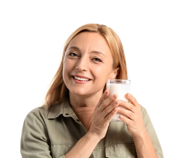 Beyaz Arka Planda Bir Bardak Sütle Olgun Bir Kadın — Stok fotoğraf