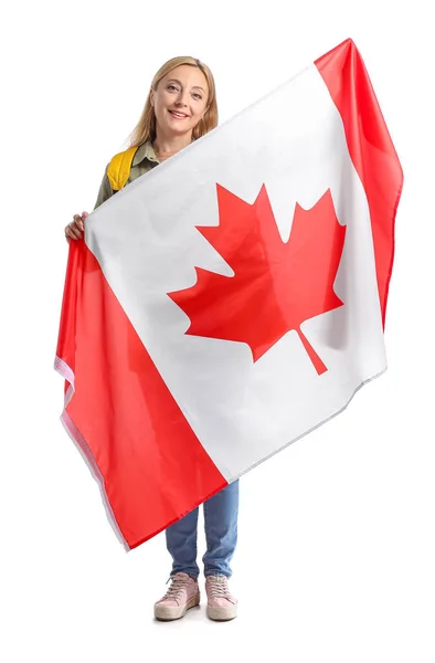 Beyaz Arka Planda Kanada Bayrağı Olan Olgun Bir Kadın Turist — Stok fotoğraf