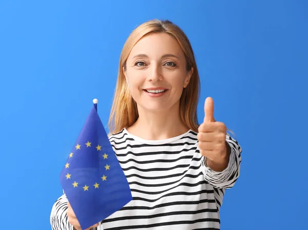 Gammal Kvinna Med Flagga Europeiska Unionen Visar Tummen Upp Färg — Stockfoto