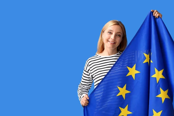 具有欧洲联盟旗帜的肤色背景的成熟妇女 — 图库照片