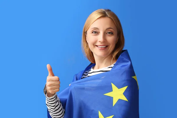 拿着欧盟国旗的成熟女人在色彩背景上大显身手 — 图库照片