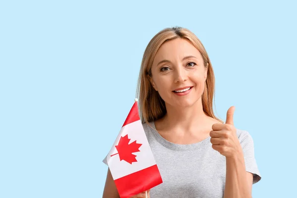 Зрелая Женщина Канадским Флагом Показывает Большой Палец Вверх Цветном Фоне — стоковое фото