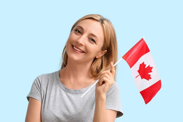 Mujer Madura Con Bandera Canadiense Sobre Fondo Color — Foto de Stock