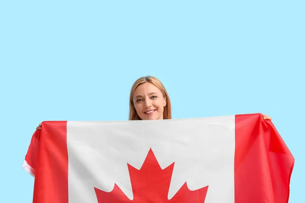 色系背景上悬挂加拿大国旗的成熟妇女 — 图库照片