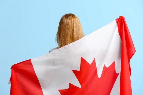 Mujer Madura Con Bandera Canadiense Fondo Color Vista Posterior — Foto de Stock