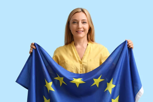 Mujer Madura Con Bandera Unión Europea Sobre Fondo Color —  Fotos de Stock