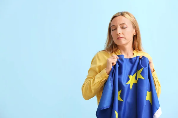 Зрелая Женщина Флагом Европейского Союза Цветном Фоне — стоковое фото
